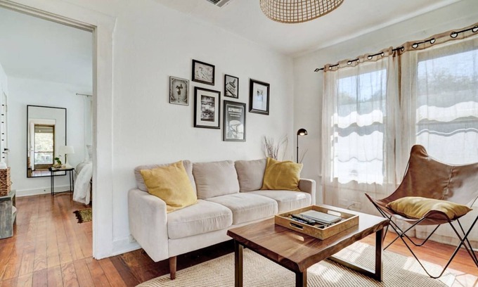 Holly House | La Treehouse | Cozy East Side Stay | Full Kitchen
