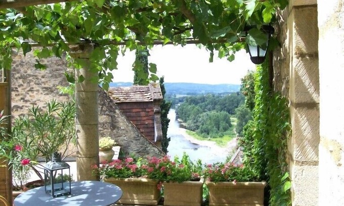 Beynac-et-Cazenac House | La Treille: a charming house in the heart of Biarritz.