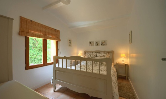 La Chapelle-Aubareil Ski Chalet | La Truite, 2 Bedroomed Chalet with exclusive use of swimming pool, Dordogne