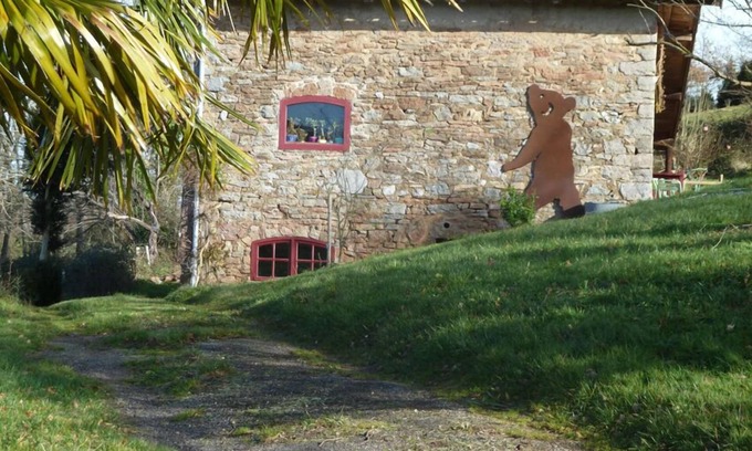 Larbont House | La Tutte de l'Ours, a bright house surrounded by nature.