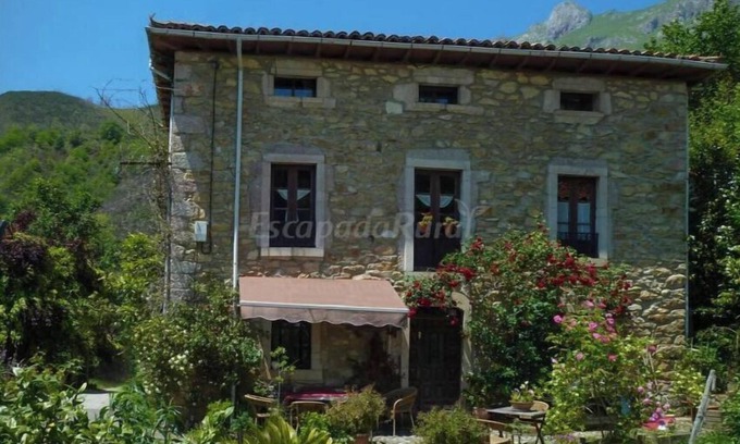 Penamellera Alta House | La Valleja getaway for groups seeking serenity and natural beauty of Picos