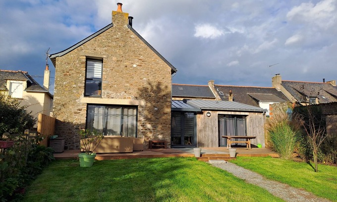 Cancale House | LA VIGNE FLEURIE, family house 450m from the beach
