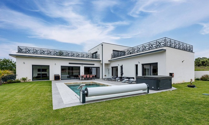 Montarnaud Villa | La Villa Danaud - Maison avec piscine et jacuzzi