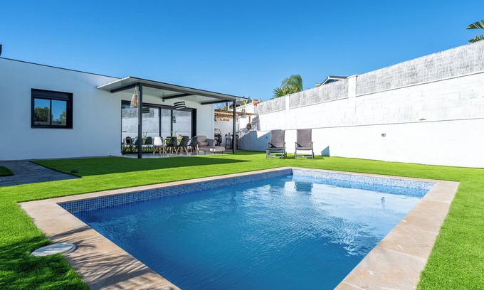 El Roc de Sant Gaieta Villa | 'La Villa Del Roc' with Private Pool, Wi-Fi and Air Conditioning