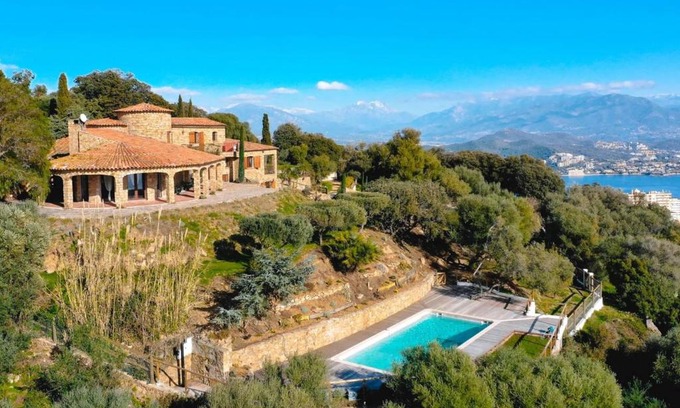 Ajaccio Villa | La Villa Deluxe une propriété d'Exception sur les hauteurs d'Ajaccio