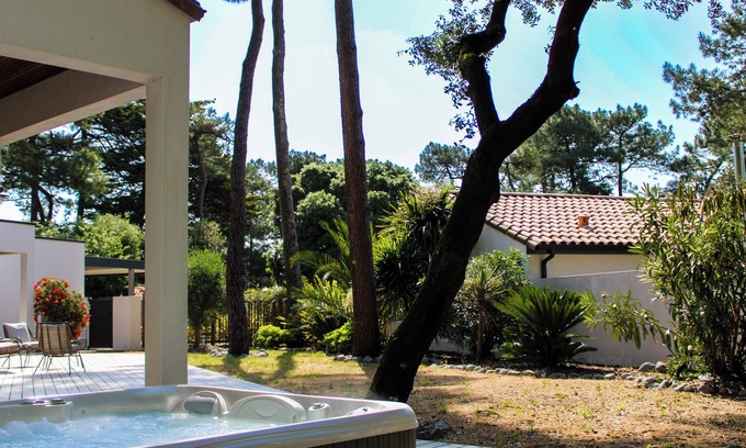 Bretignolles-sur-Mer Villa | La Villa Pinède, avec SPA, à 5 minutes de la mer