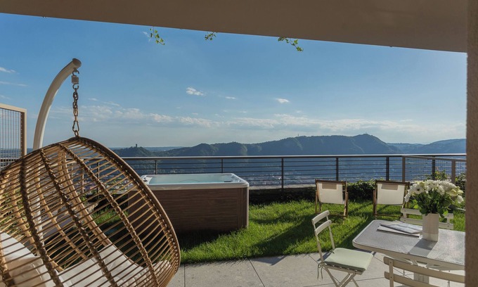 Como Apartment | La Vista Bonita - One Bedroom Apartment, Sleeps 2