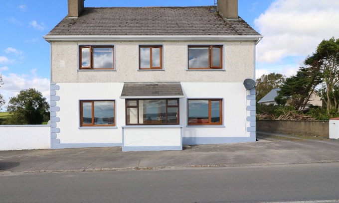 Kilrush Cottage | LABASHEEDA, pet friendly, with open fire in Labasheeda, County Clare