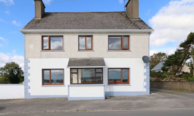 Kilrush Cottage | LABASHEEDA, pet friendly, with open fire in Labasheeda, County Clare