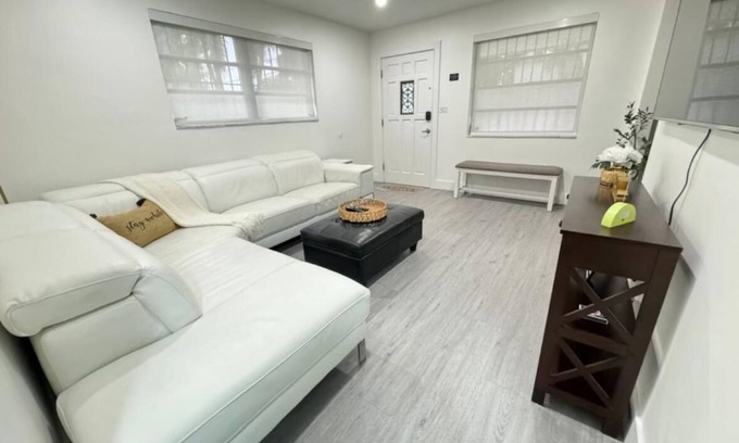 Coral Way House | LaBella Suite- 2/1 in Miami, Modern home, BBQ