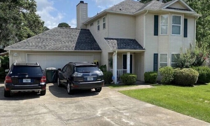 Ferry Pass House | LABOR DAY SPECIAL: SPACIOUS HOME NEAR DOWNTOWN & BEACHES! PETS OKAY, SLEEPS 8 +