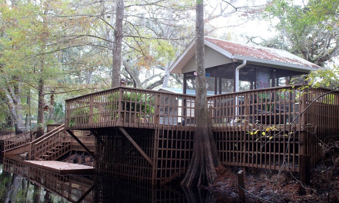 Dunnellon House | Labor Day still available.Pet friendly, use of kayaks bikes and canoe Great dock