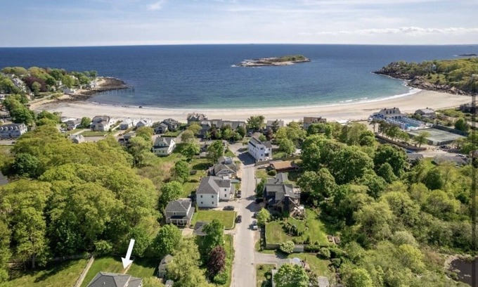 Magnolia House | LABOR DAY SPECIAL: Save 10%! Come enjoy last weekend of summah on PRIVATE beach!