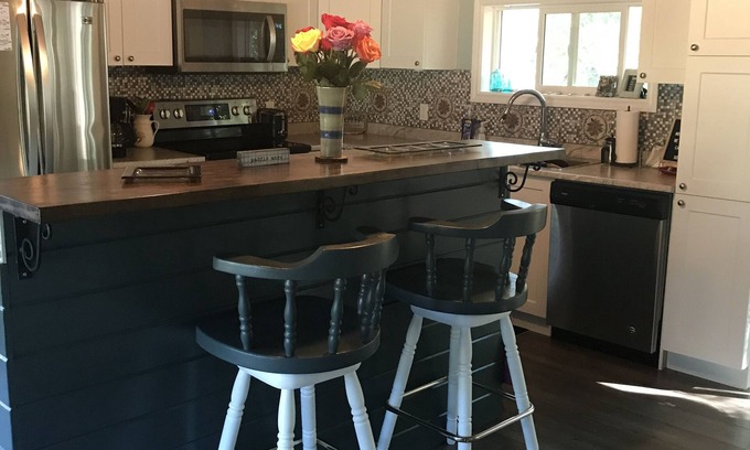 Central Alberta Cabin | Lac Ste. Anne - Cozy All season cabin 100 meters from the lake!