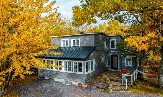 Lac-Brome Villa | lacbrome Chalet lake+Terrasse+BBQ+Hot-tub