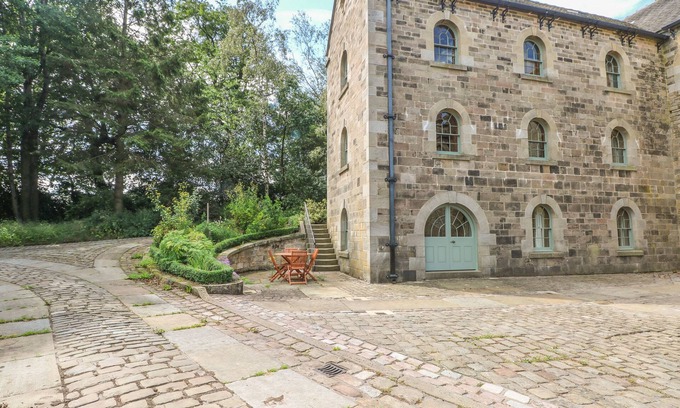 Longnor Apartment | LACEWOOD, romantic, luxury holiday cottage, with a garden in Longnor