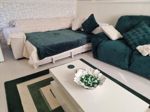 Bow West House | Lackco's Dulux Room for Royals