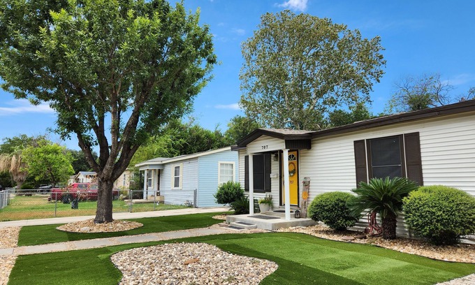 Southside House | Lackland AFB Landscaped Beauty Riverwalk 5mi Alamo 5mi,Missions