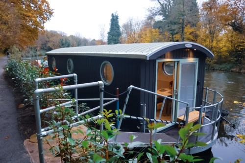 Maidstone Apartment | Lady Florence, Cosy Unique River Boat with Castle Views