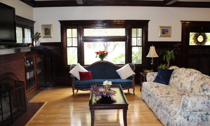 City Center Medford Bed & Breakfast | Lady Geneva Bed and Breakfast