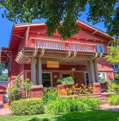 City Center Medford Bed & Breakfast | Lady Geneva Bed & Breakfast