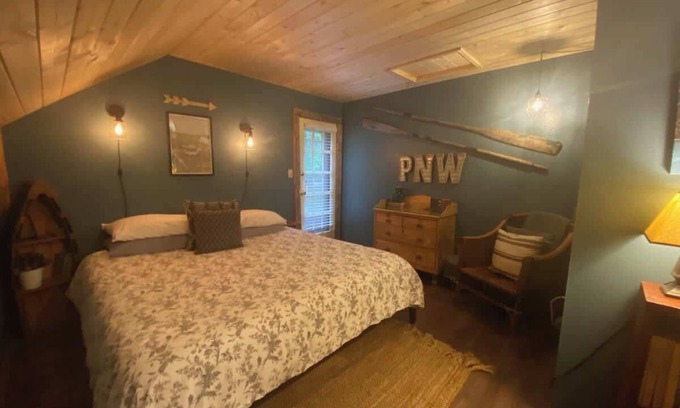 Forks Apartment | Lady Lodge Room near Olympic National Park
