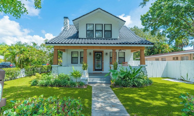 Sailboat Bend House | "Lady Wave" Updated Downtown Craftsman on Las Olas