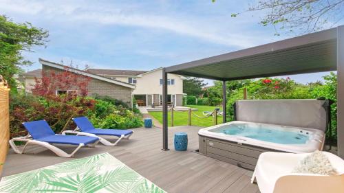 Croyde House | Ladywell Croyde - Super stylish large home with pool table, woodburner, pizza oven and Hot Tub Option, Sleeps 12
