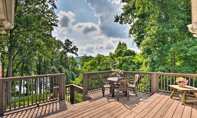 La Follette House | LaFollette Townhome with Deck and Norris Lake Views!