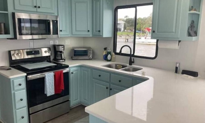 Oak Hill Boat Rental | Lagoon Houseboat