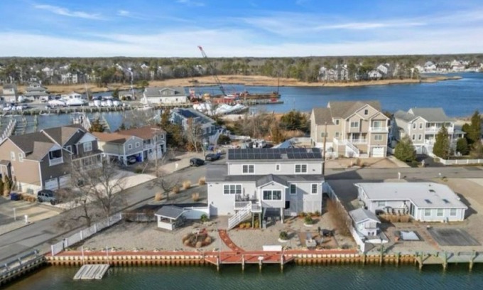 Osbornsville House | Lagoon Luxury: Your Blue Escape Awaits! n4 Bedrooms Waterfront Oasis! nBYOBoat