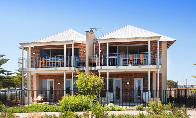 Geographe House | LAGOON SUNRISE - Absolute Waterfront