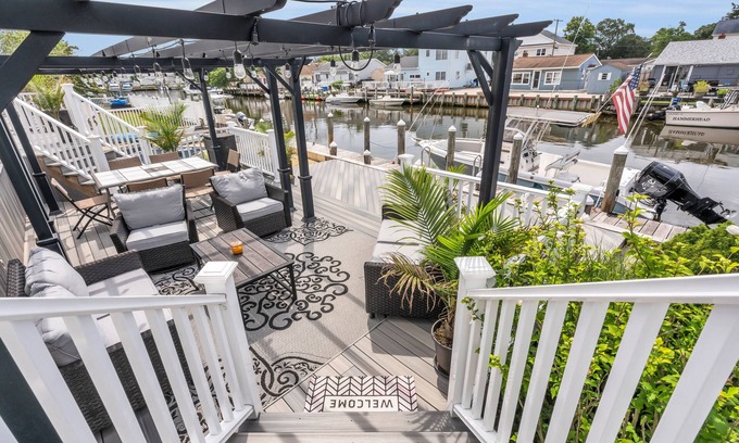 Forked River Villa | Lagoonfront Villa with hotub and dock! 15 min away from LBI- monthly