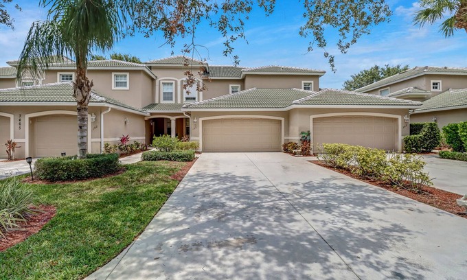 Naples Condo | Laid Back at Laurel Greens