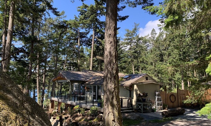Doe Bay House | Laid-back hideout right next door to Doe Bay Resort on Washington's Orcas Island