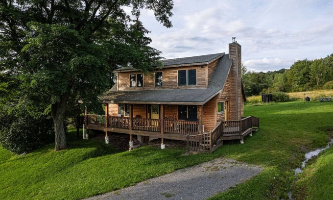 Bloomville House | Laid-Back Log Cabin Vibes | A/C Chill & Epic Mountain Views