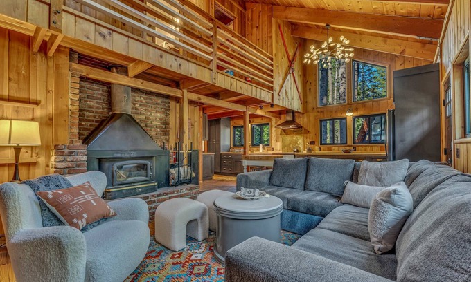 Chamberlands House | Laid-Back Tahoe Stay | Walk to Lake & EV Charger!