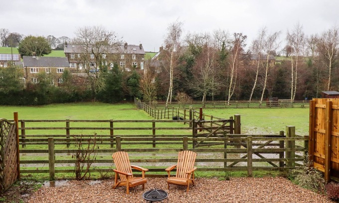 Ripley Cottage | LAIR CLOSE COTTAGE, pet friendly, with a garden in Shaw Mills