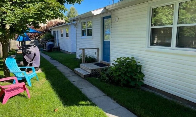 Southampton Cottage | Laird Hideaways Unit 1 - Centrally located on a quiet laneway in Southampton