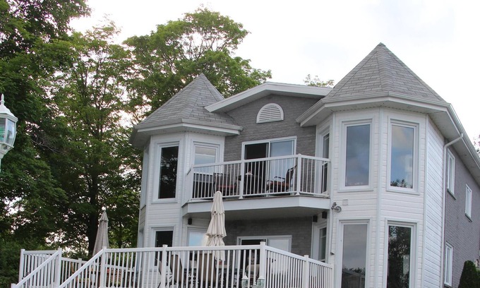 Saint-Augustin-de-Desmaures House | LAKE HOME (Lake, Kayak, Spa, heated salt pool 82-86 degrees )