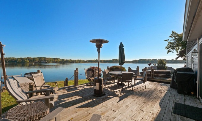 White Lake Cottage | Lake Front little paradise on Oxbow Lake with hot tub!
