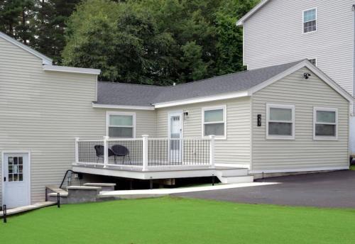 Billerica House | Lake Access 4 Bed 3 Bath HOT TUB