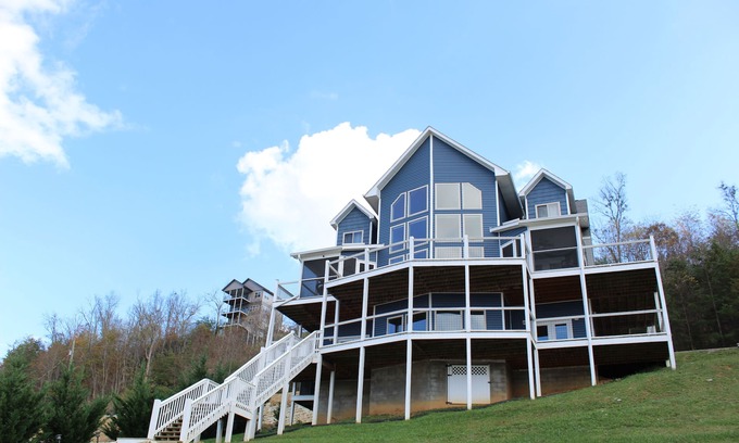 Sevierville House | Lake access in front yard with private dock!