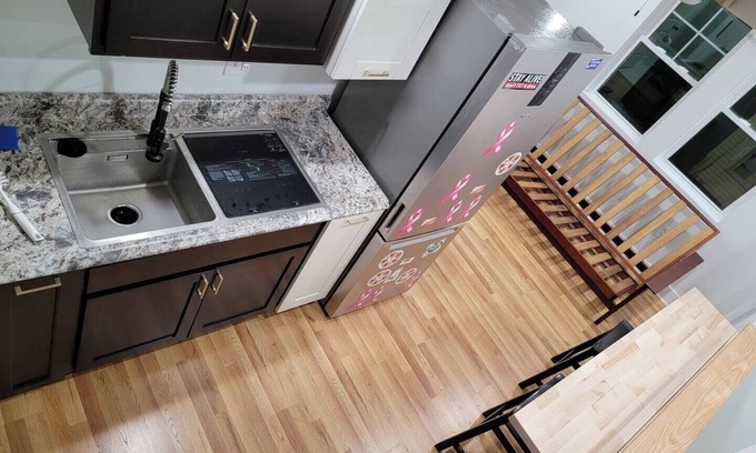 Cleveland House | Lake Access. Second floor studio w/loft.nn