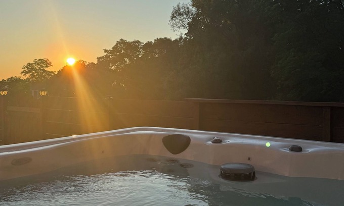 Romulus House | Lake Access, Views and Hot Tub