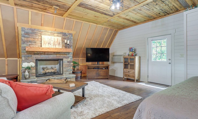 Cartersville Apartment | Lake Allatoona Area Studio w/2 Decks & Farm Views