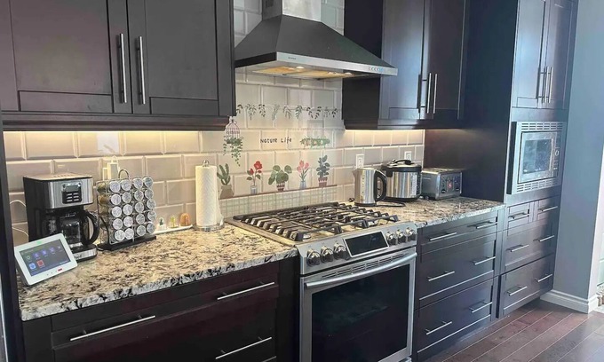 Springbank House | Lake and Golf Resort, One hr to Banff, 5 Bedrooms 3 King beds max for 10 people