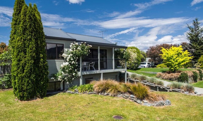 Wanaka Cottage | Lake and Mountain Views - Wanaka Holiday Home