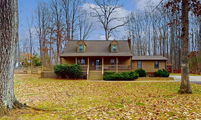 Bumpass House | Lake Anna home on large corner lot with kayaks, paddleboard, firepit & grill