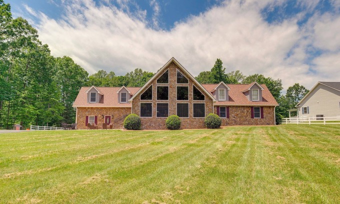 Louisa House | Lake Anna Retreat w/Dock Access: Boating & BBQs!